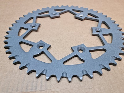 Slika na kojoj se prikazuje brzina, predmeti od metala, Automobilski dijelovi, kota�

Opis je automatski generiran