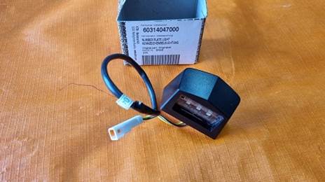 Slika na kojoj se prikazuje tekst, pod, uredski pribor, kabel

Opis je automatski generiran