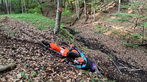 Slika na kojoj se prikazuje vanjski, tlo, planinarenje, oprema za planinarenje

Opis je automatski generiran