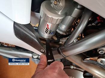 Slika na kojoj se prikazuje predmeti od metala, Automobilski dijelovi, poluga, osoba

Opis je automatski generiran